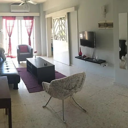 Apartment Cozy Holiday Flat In Near Foinikoudes *